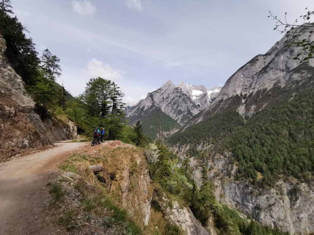 Im Vomper Loch mountainbiken - rechts geht´s steil hinunter