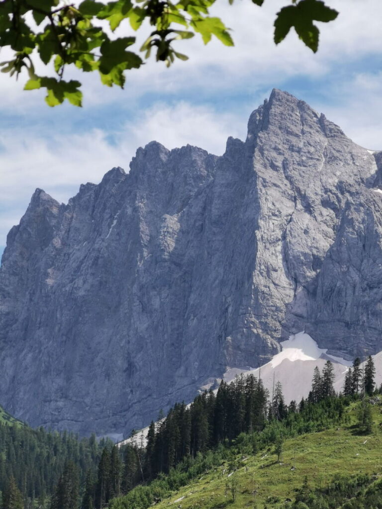 Kleiner Ahornboden - die Aussicht auf die imposante Herzogkante